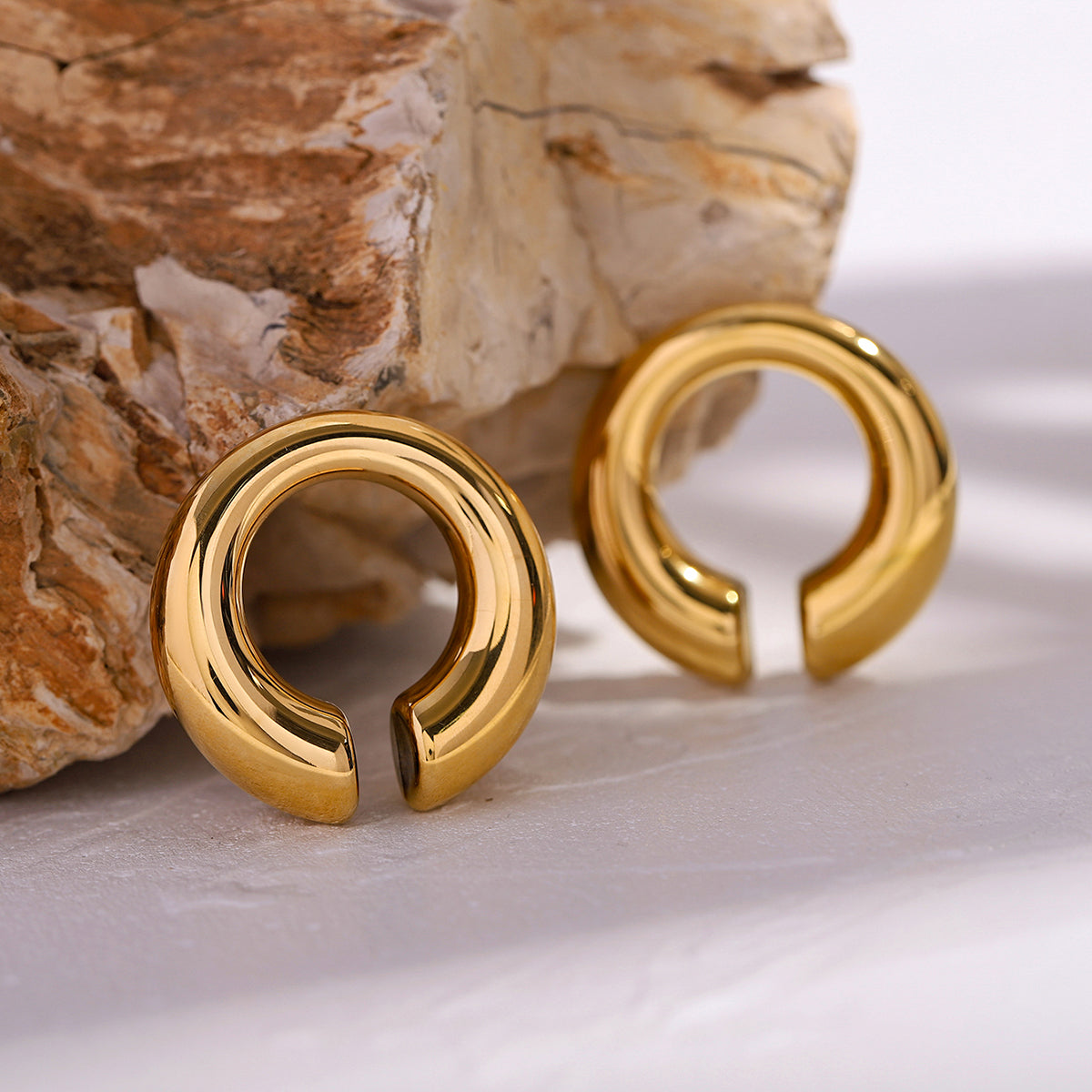 1 par de aretes asimétricos de acero inoxidable 304 chapados en oro de 18 quilates con forma de C, estilo IG, para vacaciones