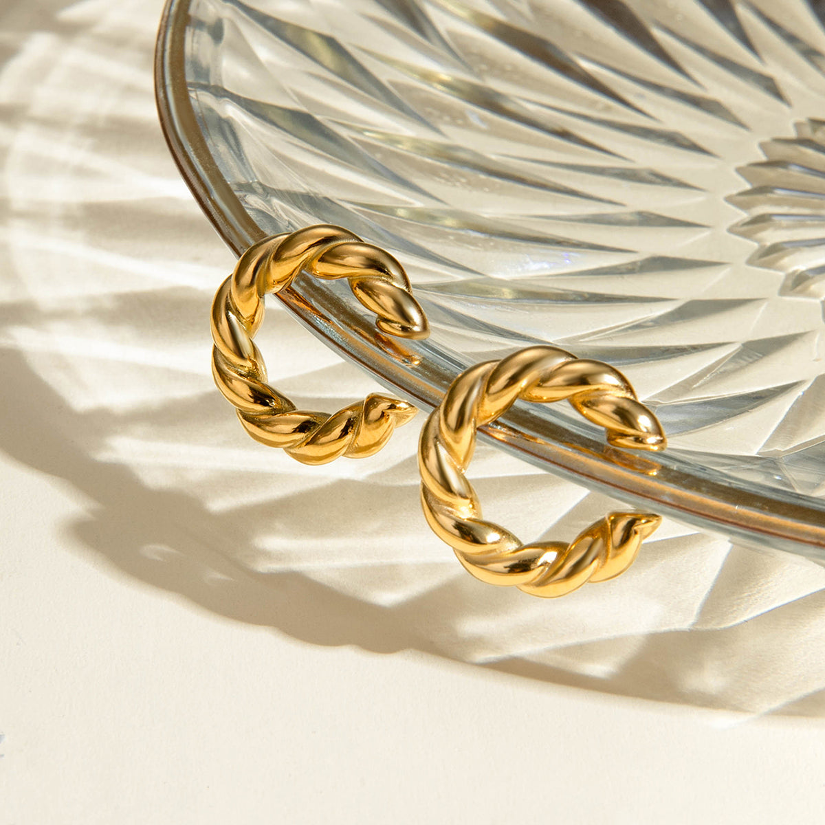 1 par de aretes asimétricos de acero inoxidable 304 chapados en oro de 18 quilates con forma de C, estilo IG, para vacaciones