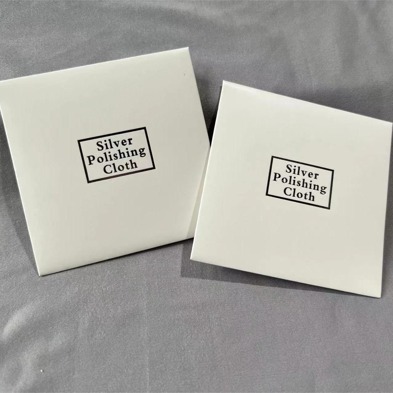 Paño de limpieza plateado cuadrado blanco de 8 x 8 cm con logotipo de terciopelo de doble cara y color de tela opcional