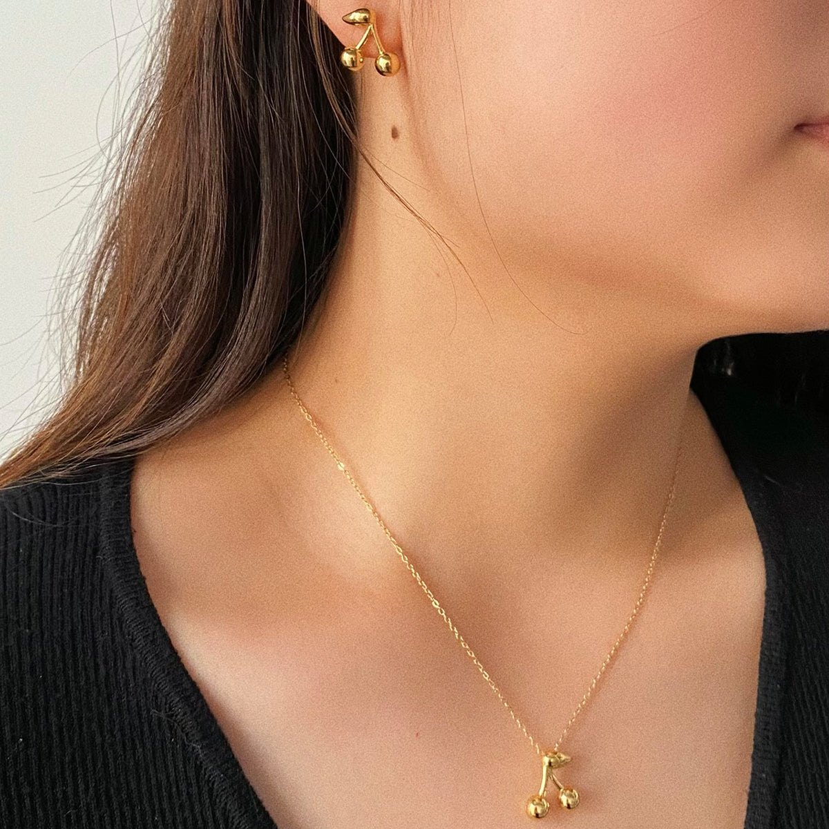 1 par de pendientes de acero inoxidable 304 chapados en oro blanco de 16 quilates con diseño de cereza dulce, estilo moderno e informal.