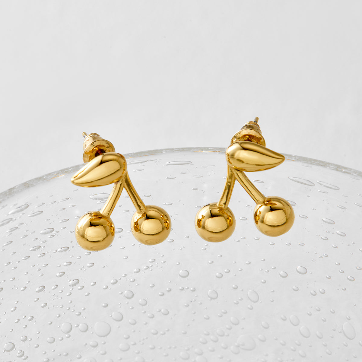 1 par de pendientes de acero inoxidable 304 chapados en oro blanco de 16 quilates con diseño de cereza dulce, estilo moderno e informal.