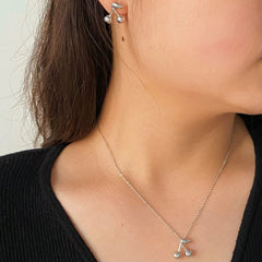 1 par de pendientes de acero inoxidable 304 chapados en oro blanco de 16 quilates con diseño de cereza dulce, estilo moderno e informal.
