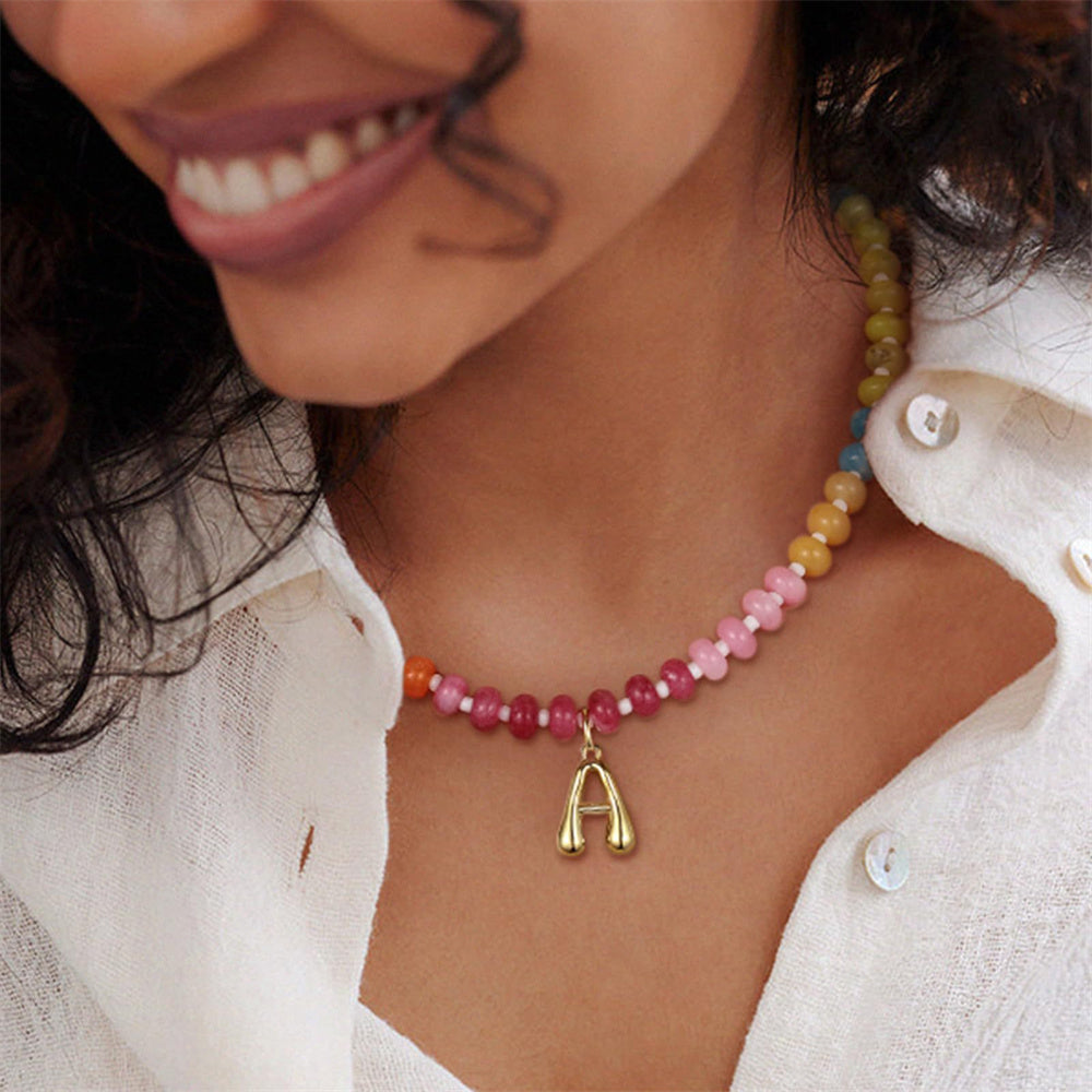 Collar elegante de cobre con piedra natural bañado en oro de 14 quilates y letras de estilo clásico al por mayor 