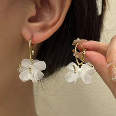 1 par de pendientes colgantes estilo IG con forma de corazón, flor, lazo, nudo, incrustaciones de aleación, perlas artificiales y diamantes de imitación.