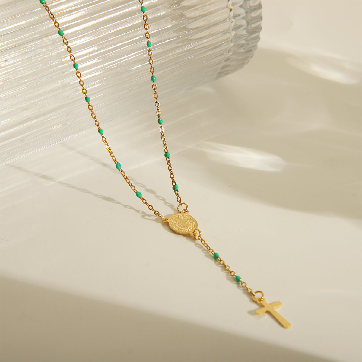 Joyería al por mayor: elegante collar de acero inoxidable 203L con esmalte chapado en oro de 18 quilates y retrato étnico.