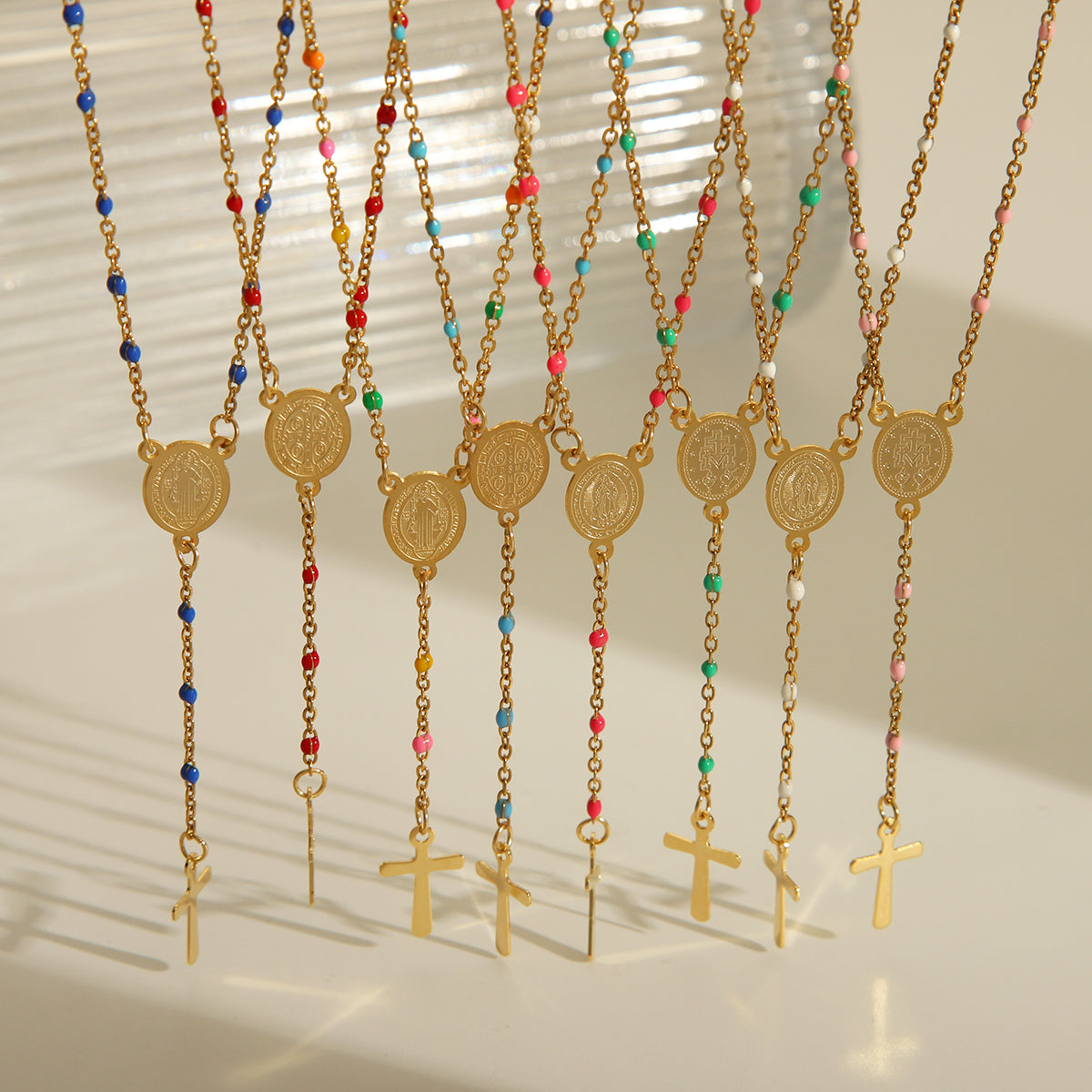 Joyería al por mayor: elegante collar de acero inoxidable 203L con esmalte chapado en oro de 18 quilates y retrato étnico.