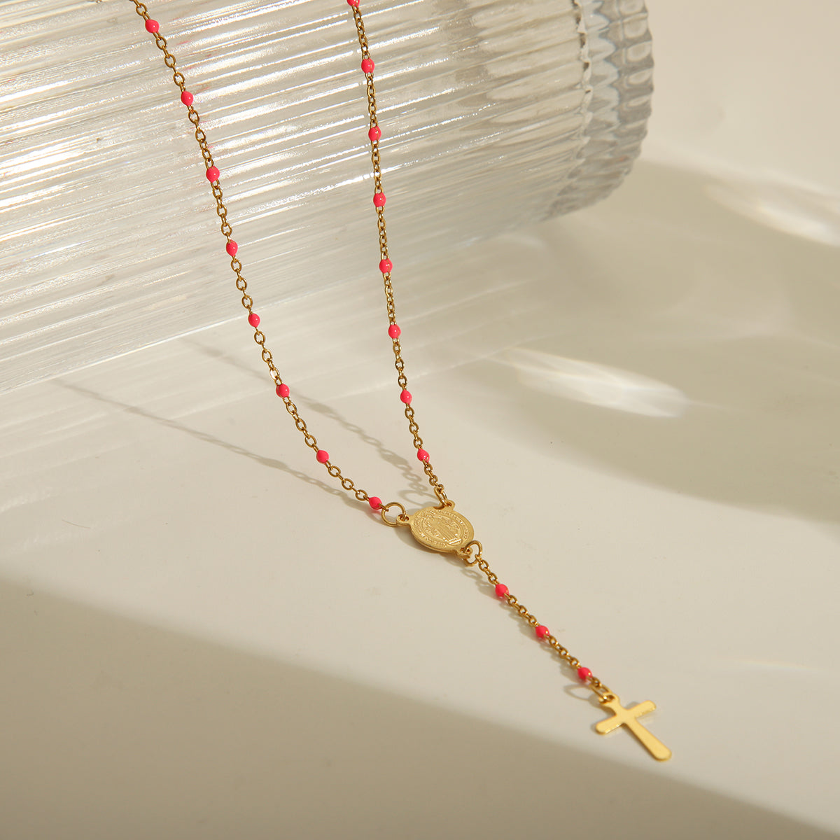 Joyería al por mayor: elegante collar de acero inoxidable 203L con esmalte chapado en oro de 18 quilates y retrato étnico.