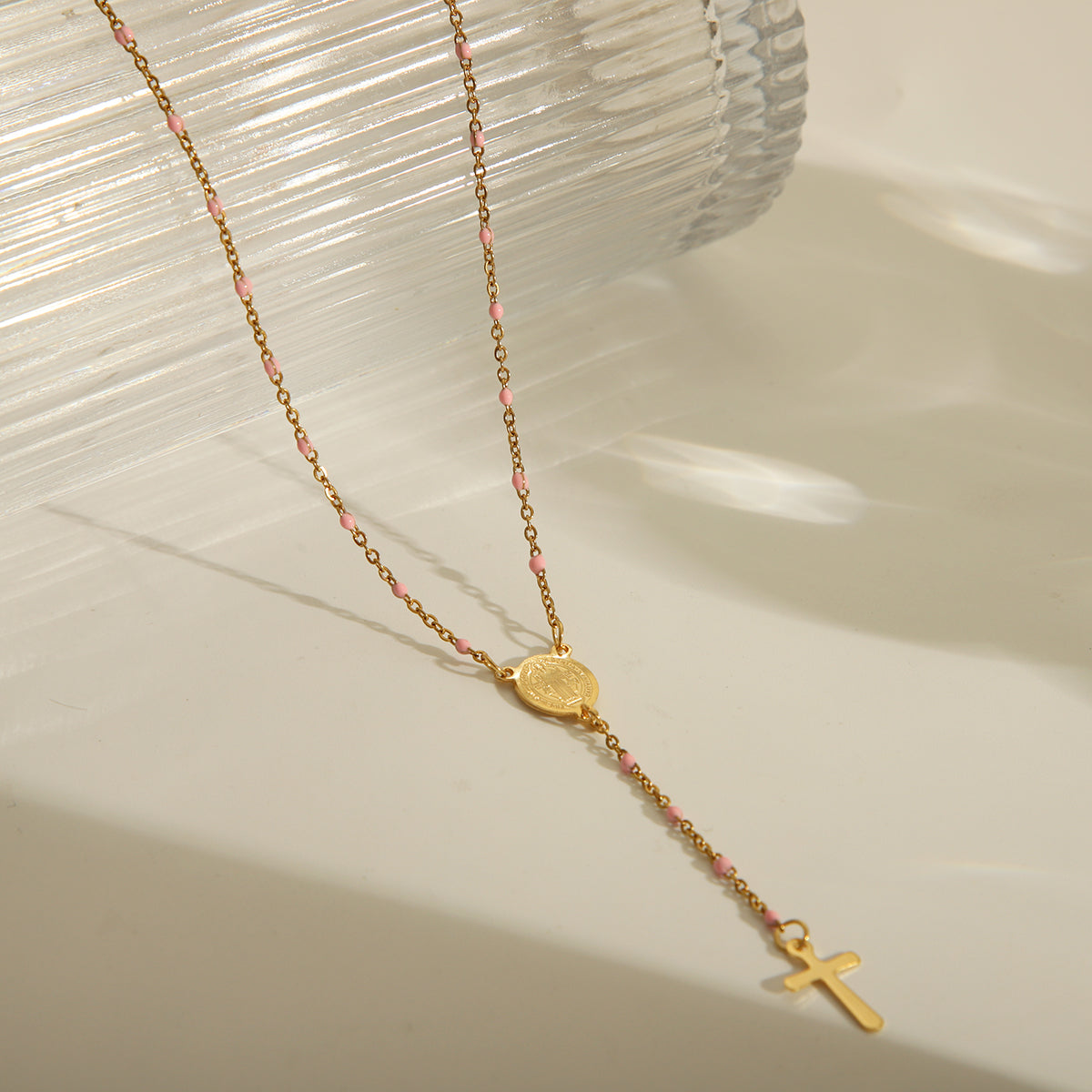 Joyería al por mayor: elegante collar de acero inoxidable 203L con esmalte chapado en oro de 18 quilates y retrato étnico.