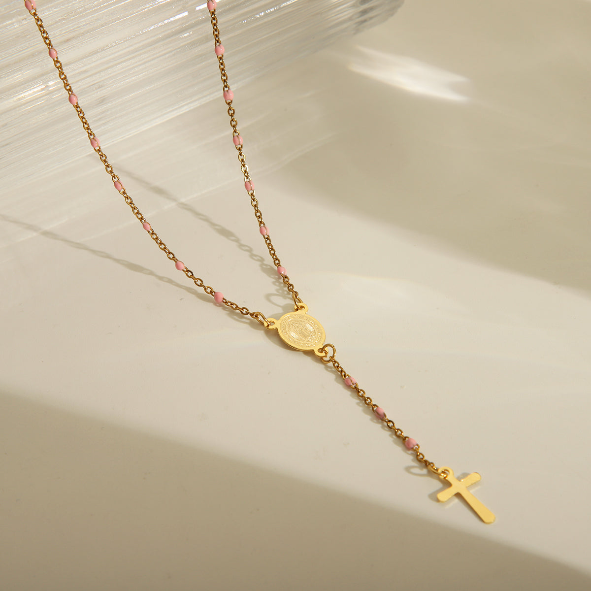 Joyería al por mayor: elegante collar de acero inoxidable 203L con esmalte chapado en oro de 18 quilates y retrato étnico.