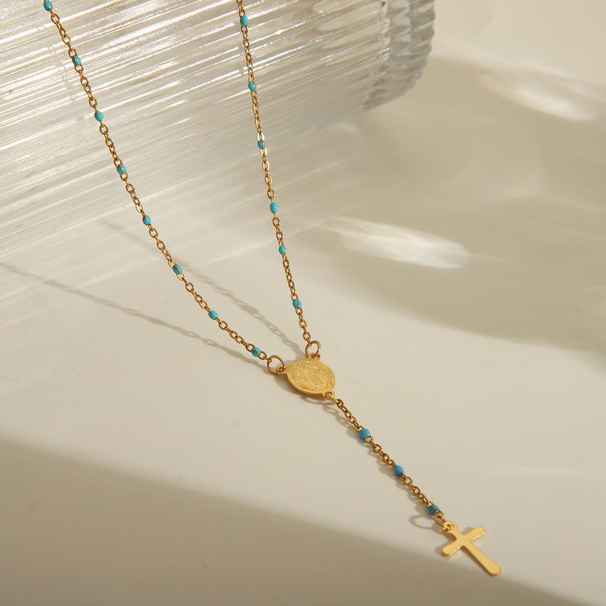 Joyería al por mayor: elegante collar de acero inoxidable 203L con esmalte chapado en oro de 18 quilates y retrato étnico.