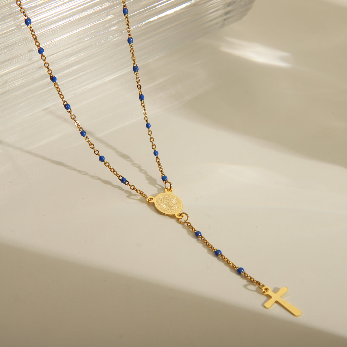 Joyería al por mayor: elegante collar de acero inoxidable 203L con esmalte chapado en oro de 18 quilates y retrato étnico.