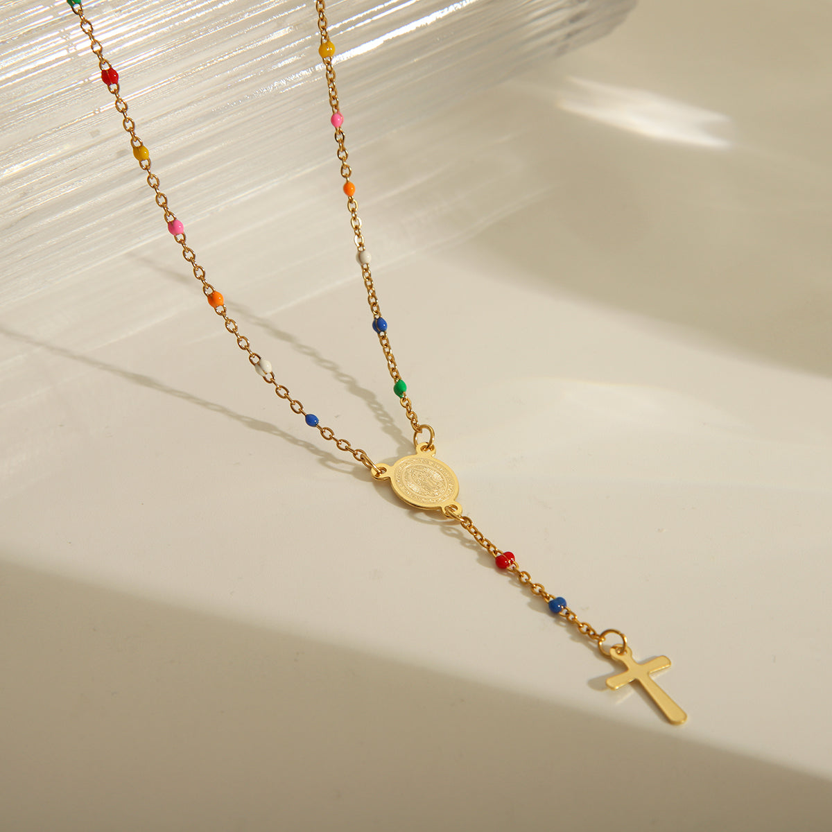 Joyería al por mayor: elegante collar de acero inoxidable 203L con esmalte chapado en oro de 18 quilates y retrato étnico.