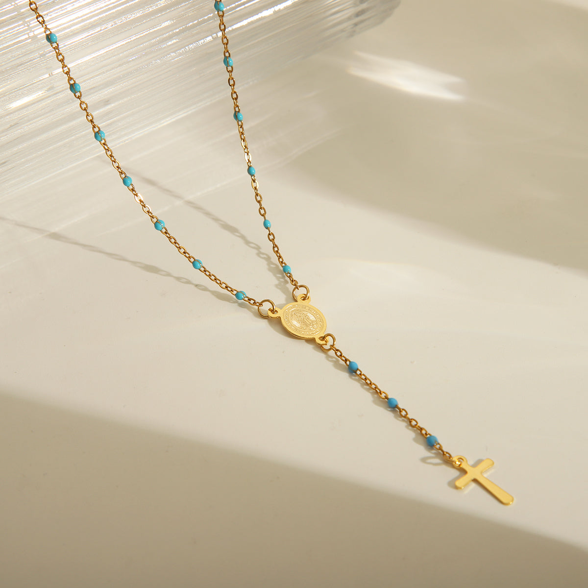 Joyería al por mayor: elegante collar de acero inoxidable 203L con esmalte chapado en oro de 18 quilates y retrato étnico.