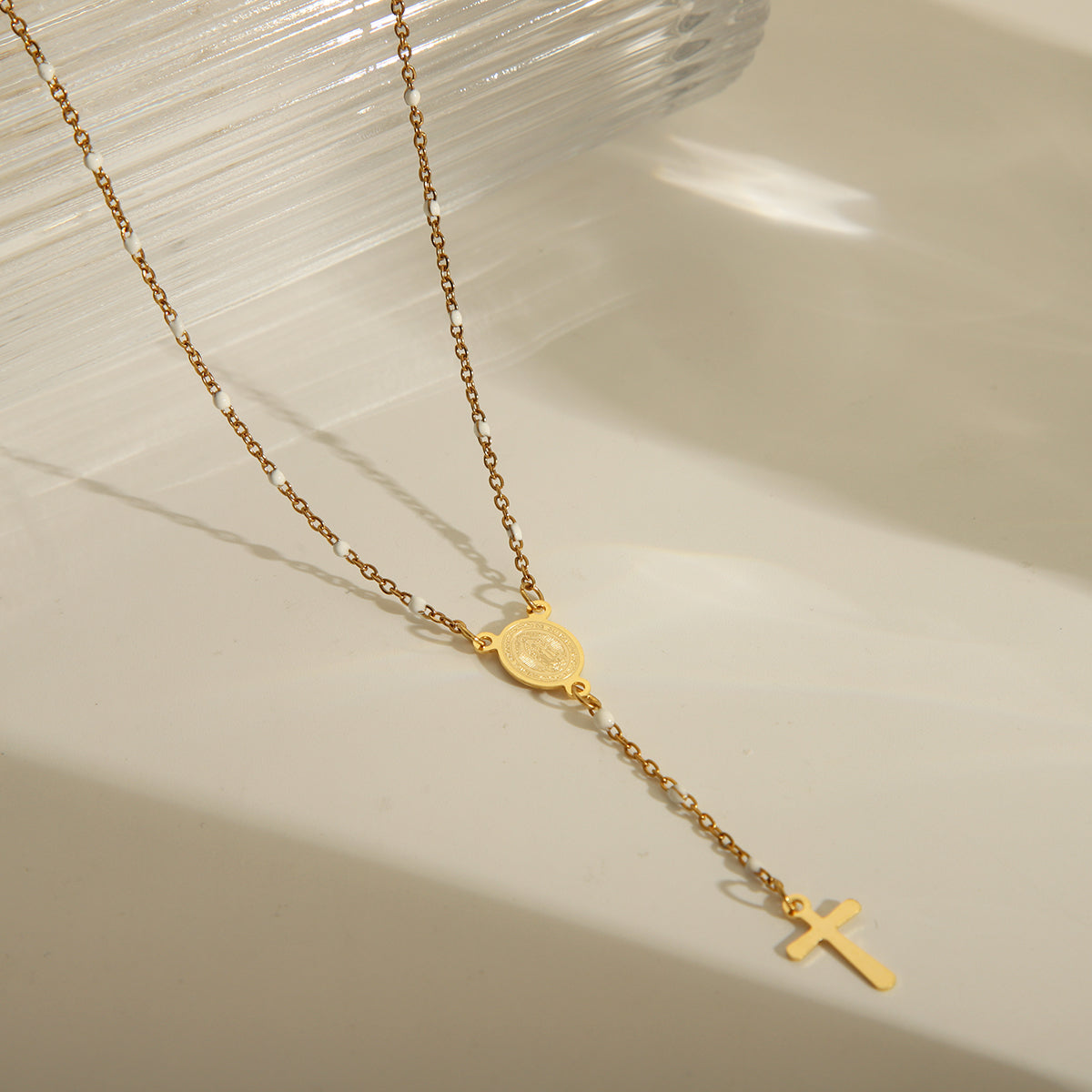 Joyería al por mayor: elegante collar de acero inoxidable 203L con esmalte chapado en oro de 18 quilates y retrato étnico.