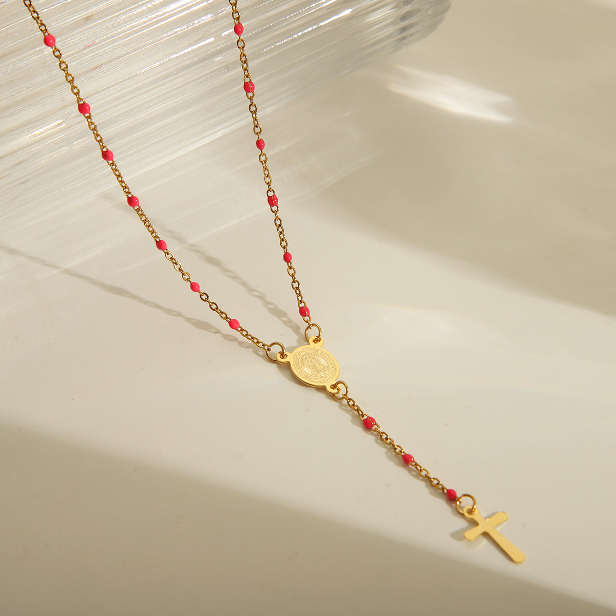 Joyería al por mayor: elegante collar de acero inoxidable 203L con esmalte chapado en oro de 18 quilates y retrato étnico.