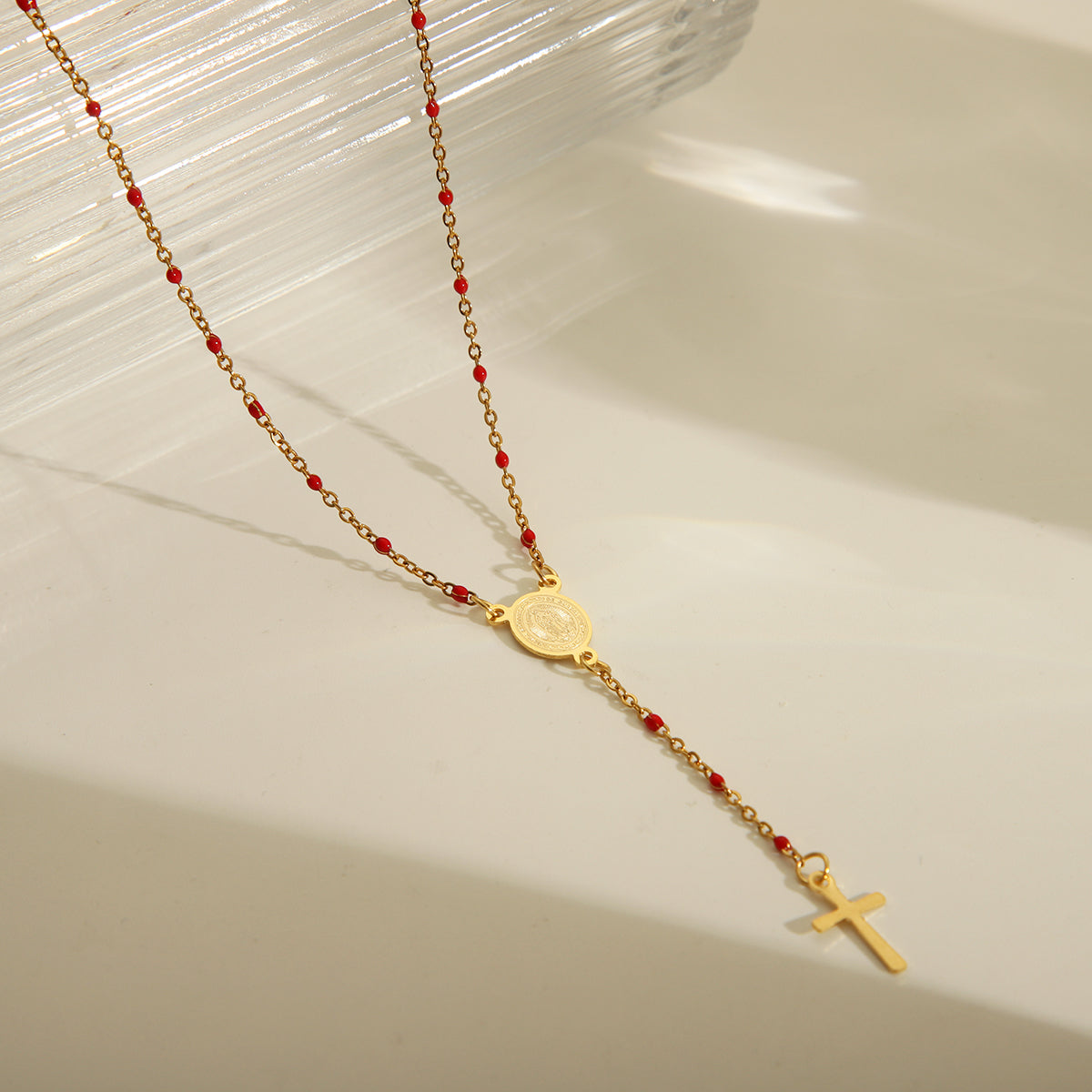 Joyería al por mayor: elegante collar de acero inoxidable 203L con esmalte chapado en oro de 18 quilates y retrato étnico.