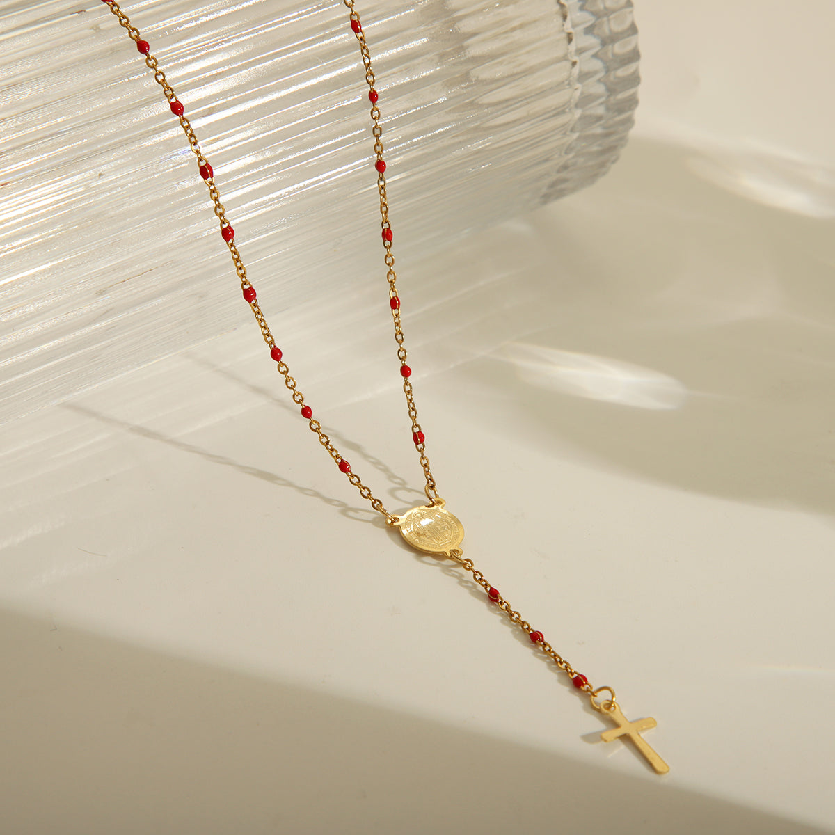 Joyería al por mayor: elegante collar de acero inoxidable 203L con esmalte chapado en oro de 18 quilates y retrato étnico.