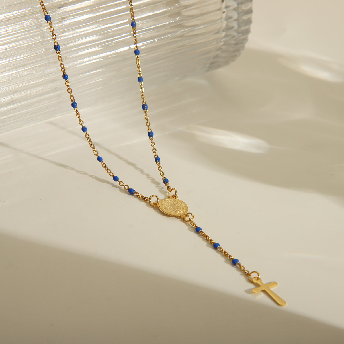 Joyería al por mayor: elegante collar de acero inoxidable 203L con esmalte chapado en oro de 18 quilates y retrato étnico.