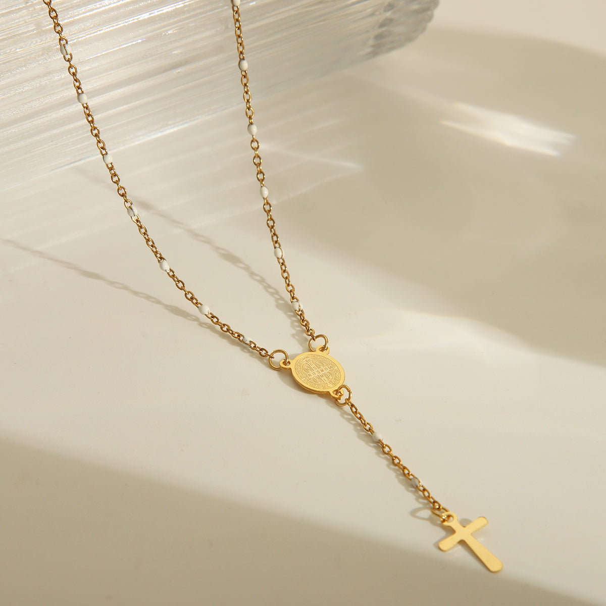Joyería al por mayor: elegante collar de acero inoxidable 203L con esmalte chapado en oro de 18 quilates y retrato étnico.