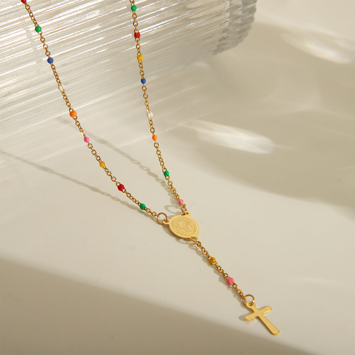 Joyería al por mayor: elegante collar de acero inoxidable 203L con esmalte chapado en oro de 18 quilates y retrato étnico.