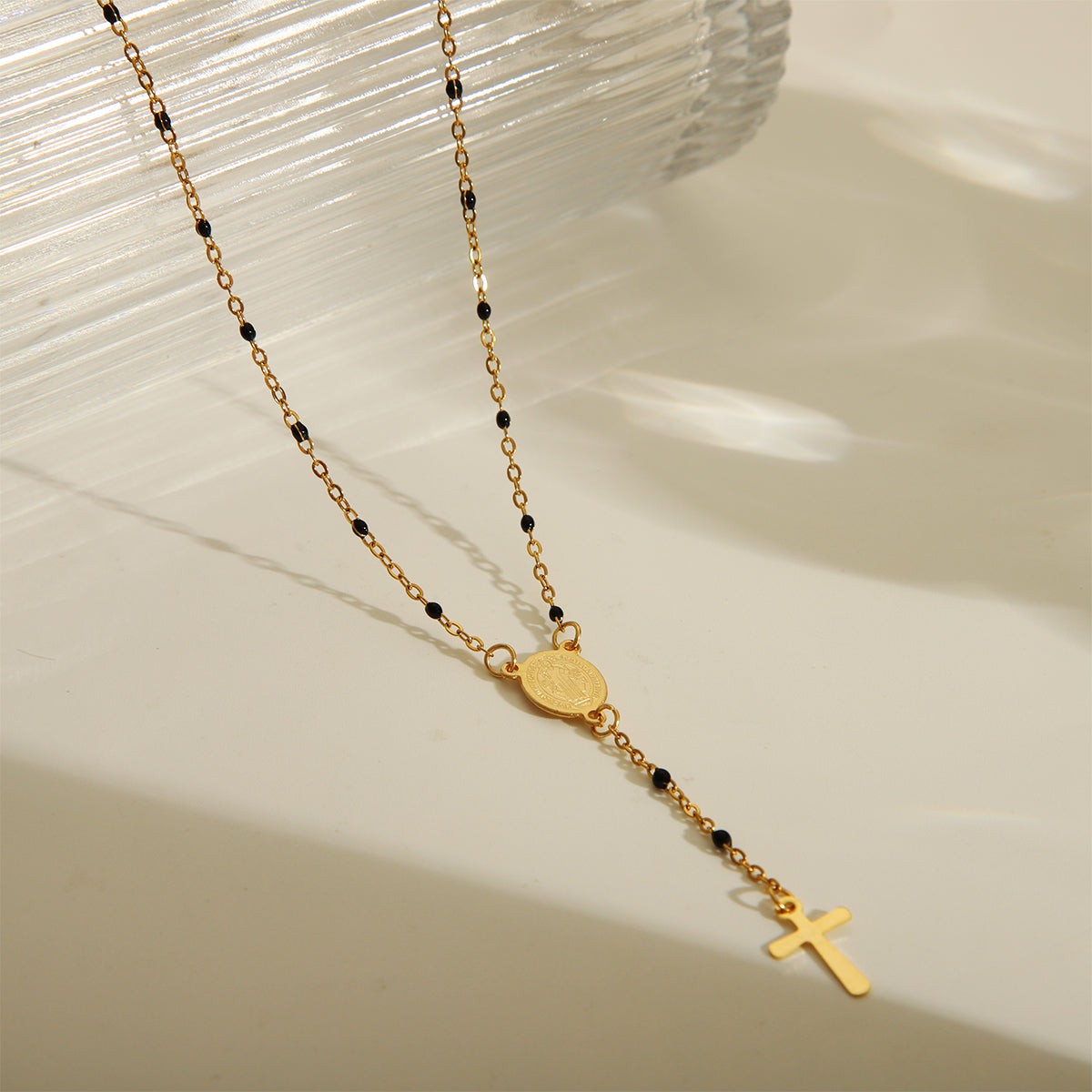 Joyería al por mayor: elegante collar de acero inoxidable 203L con esmalte chapado en oro de 18 quilates y retrato étnico.