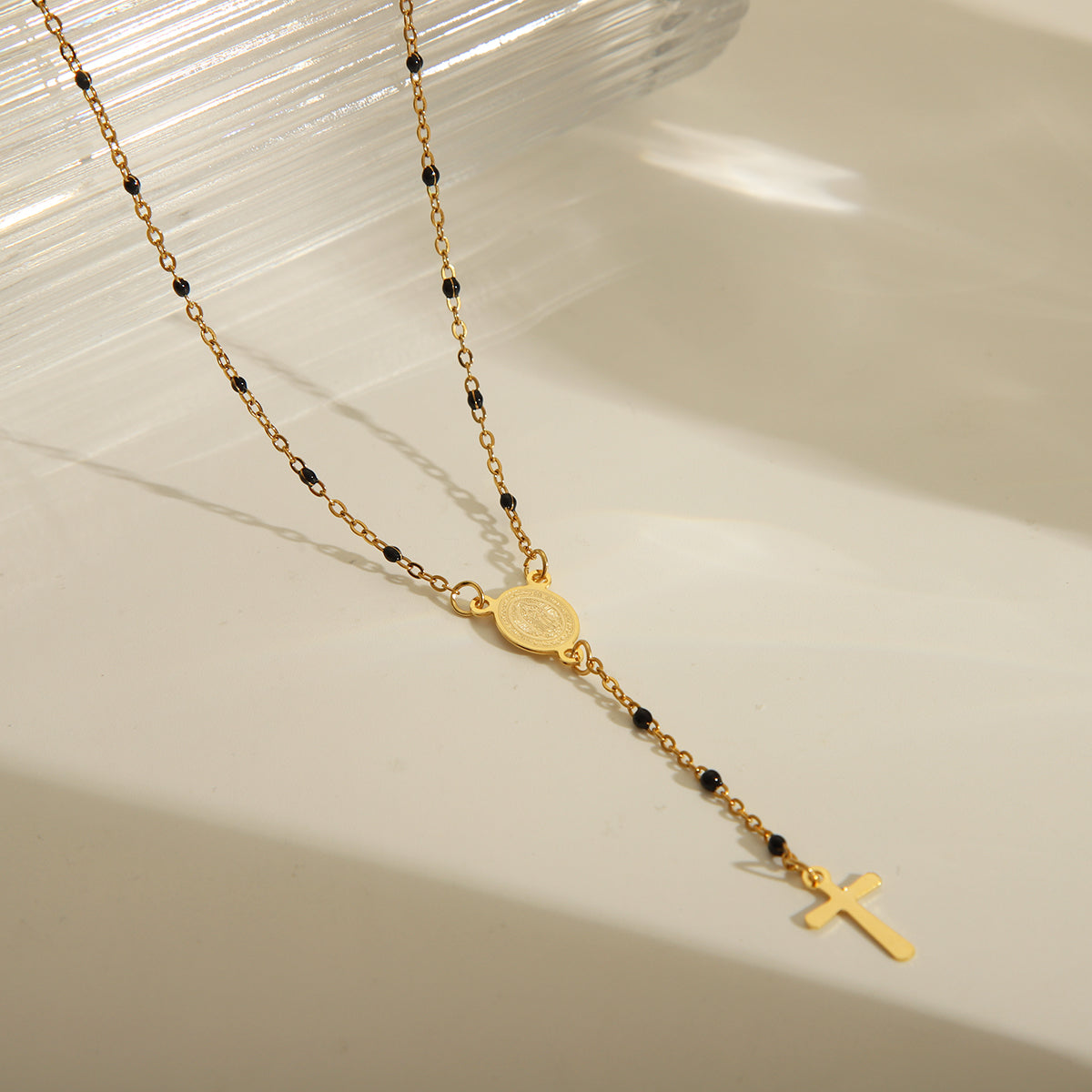Joyería al por mayor: elegante collar de acero inoxidable 203L con esmalte chapado en oro de 18 quilates y retrato étnico.