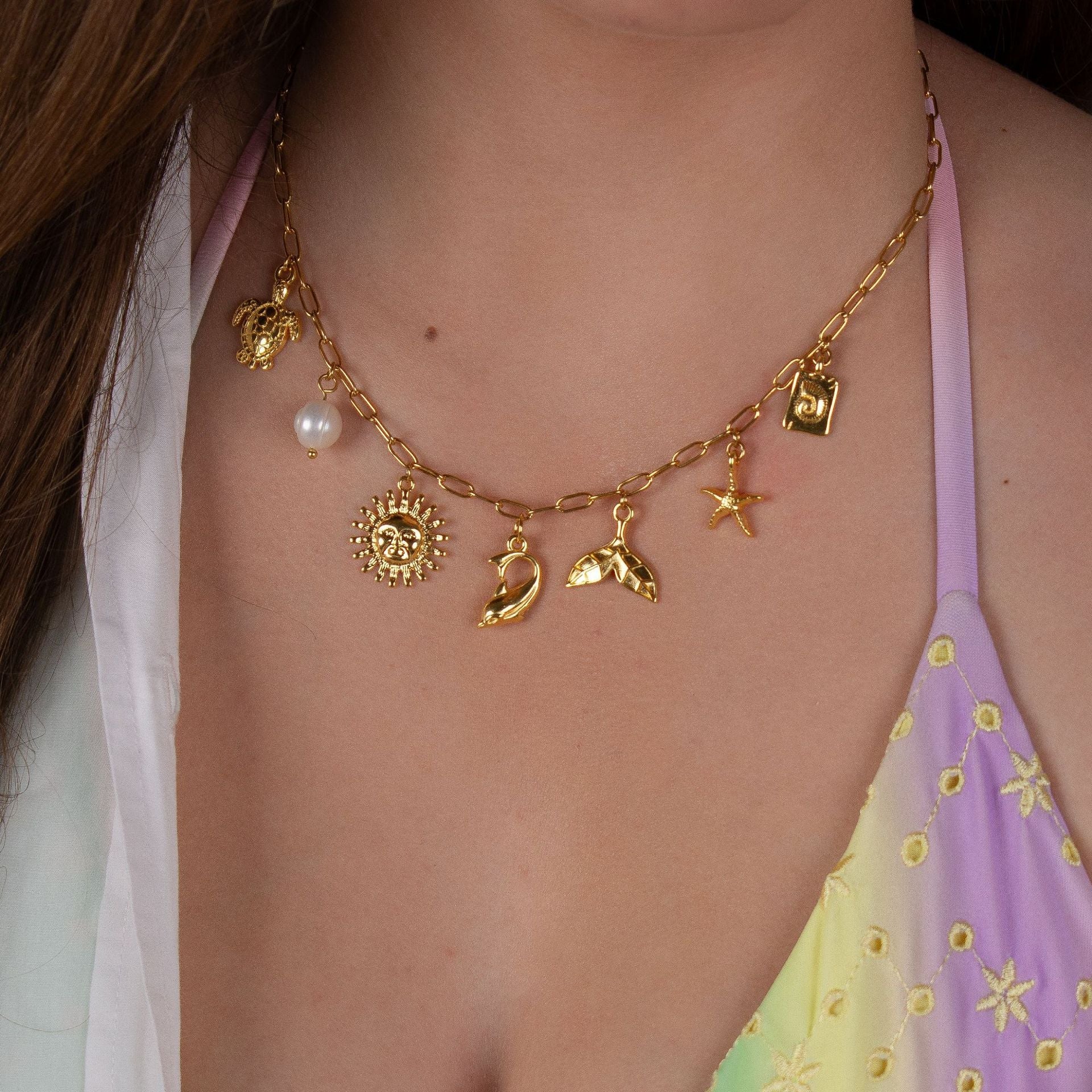 Collar con colgante de acero inoxidable 201 y 304 chapado en oro de 18 quilates con diseño de estrella de mar, delfín y concha de estilo marino.