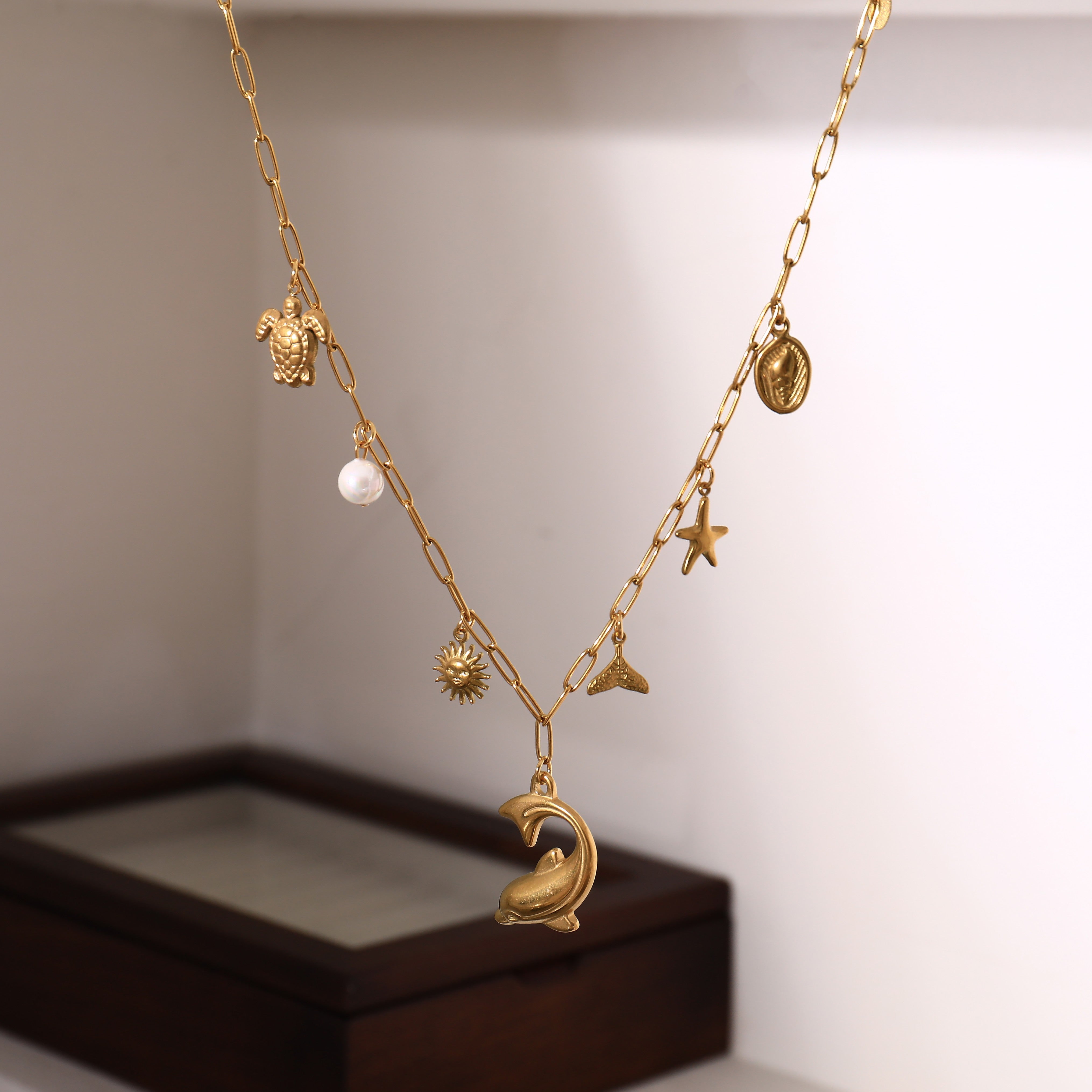 Collar con colgante de acero inoxidable 201 y 304 chapado en oro de 18 quilates con diseño de estrella de mar, delfín y concha de estilo marino.