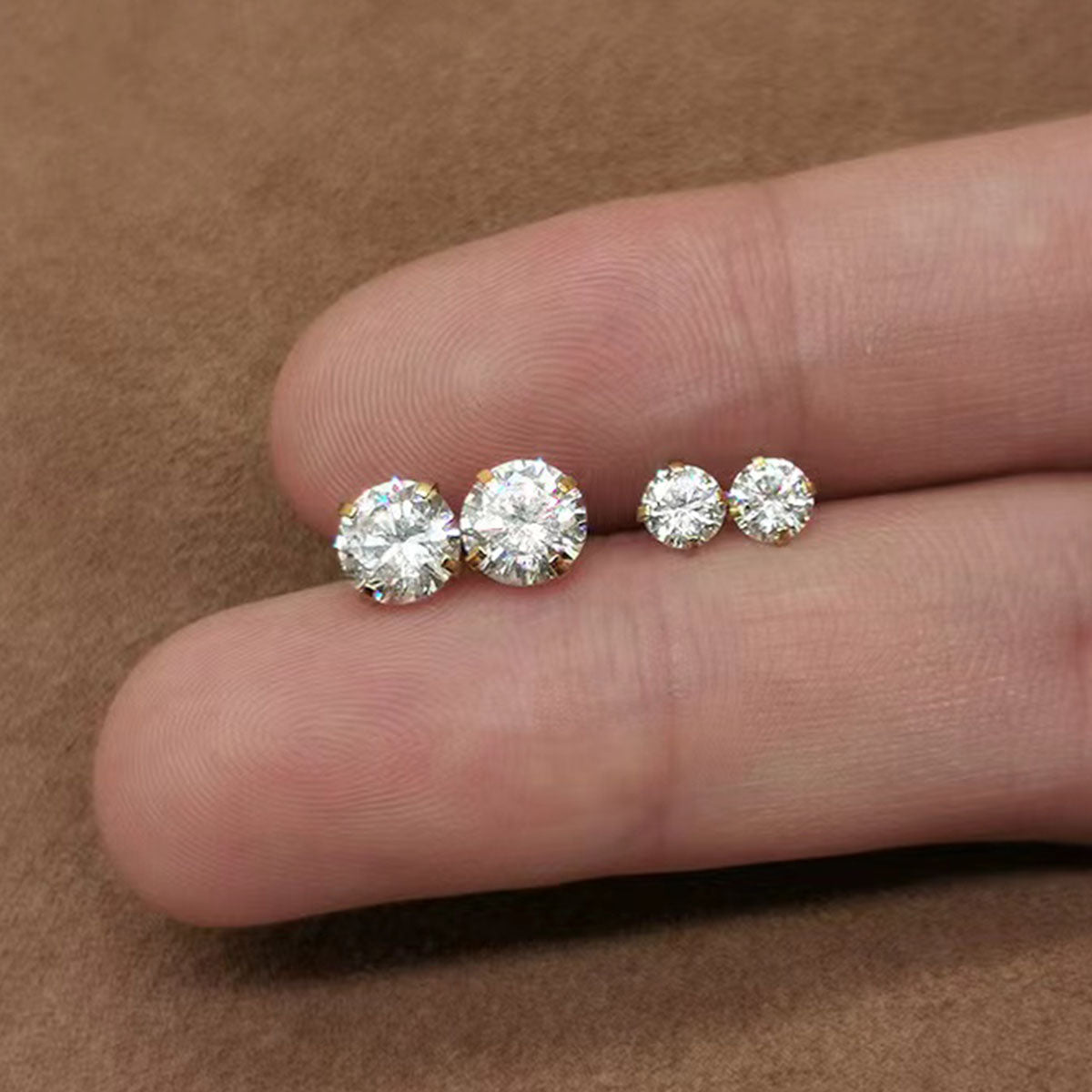 1 par de pendientes de acero inoxidable 304 con incrustaciones redondas de estilo simple y circonita chapada en oro de 18 quilates.