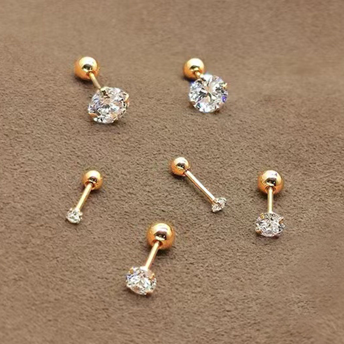 1 par de pendientes de acero inoxidable 304 con incrustaciones redondas de estilo simple y circonita chapada en oro de 18 quilates.