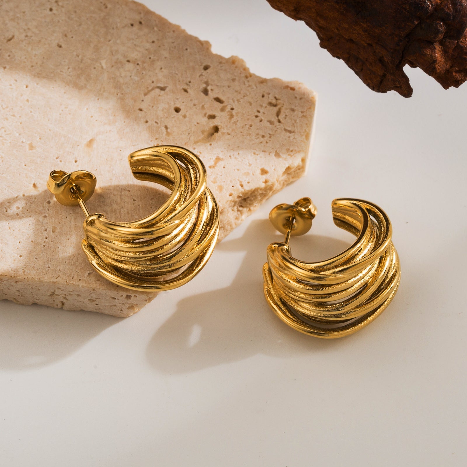 1 par de pendientes básicos de estilo simple en forma de C, de color sólido, de acero inoxidable 304 chapado en oro de 14 quilates