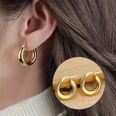 1 par de pendientes de acero inoxidable 304 chapados en oro de 18 quilates con diseño redondo y estilo simple.