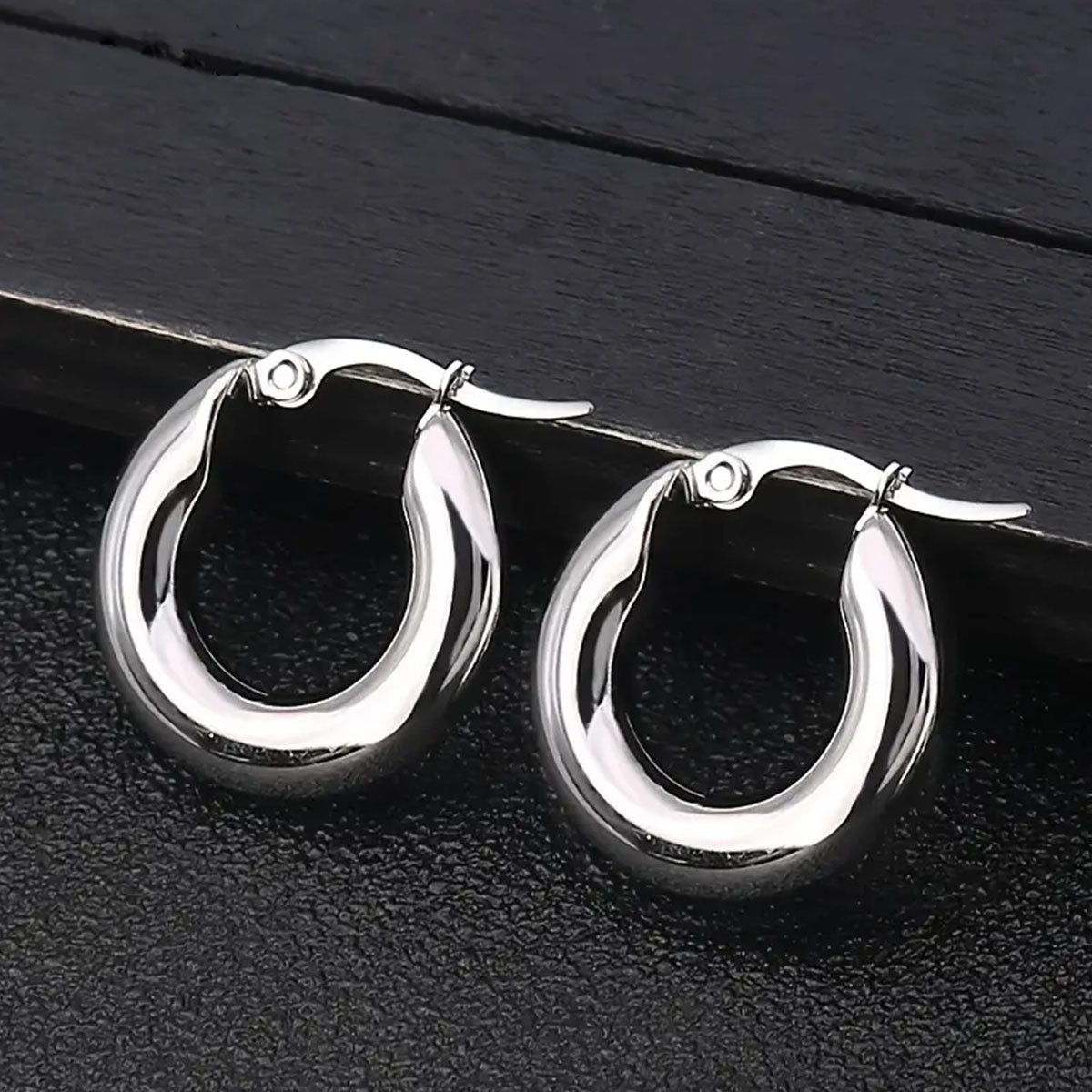 1 par de pendientes de acero inoxidable 304 chapados en oro de 18 quilates con diseño redondo y estilo simple.