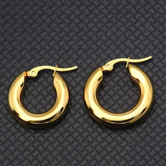 1 par de pendientes de acero inoxidable 304 chapados en oro de 18 quilates con diseño redondo y estilo simple.