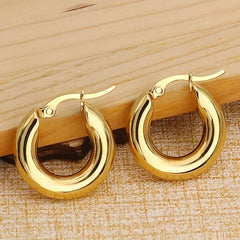 1 par de pendientes de acero inoxidable 304 chapados en oro de 18 quilates con diseño redondo y estilo simple.