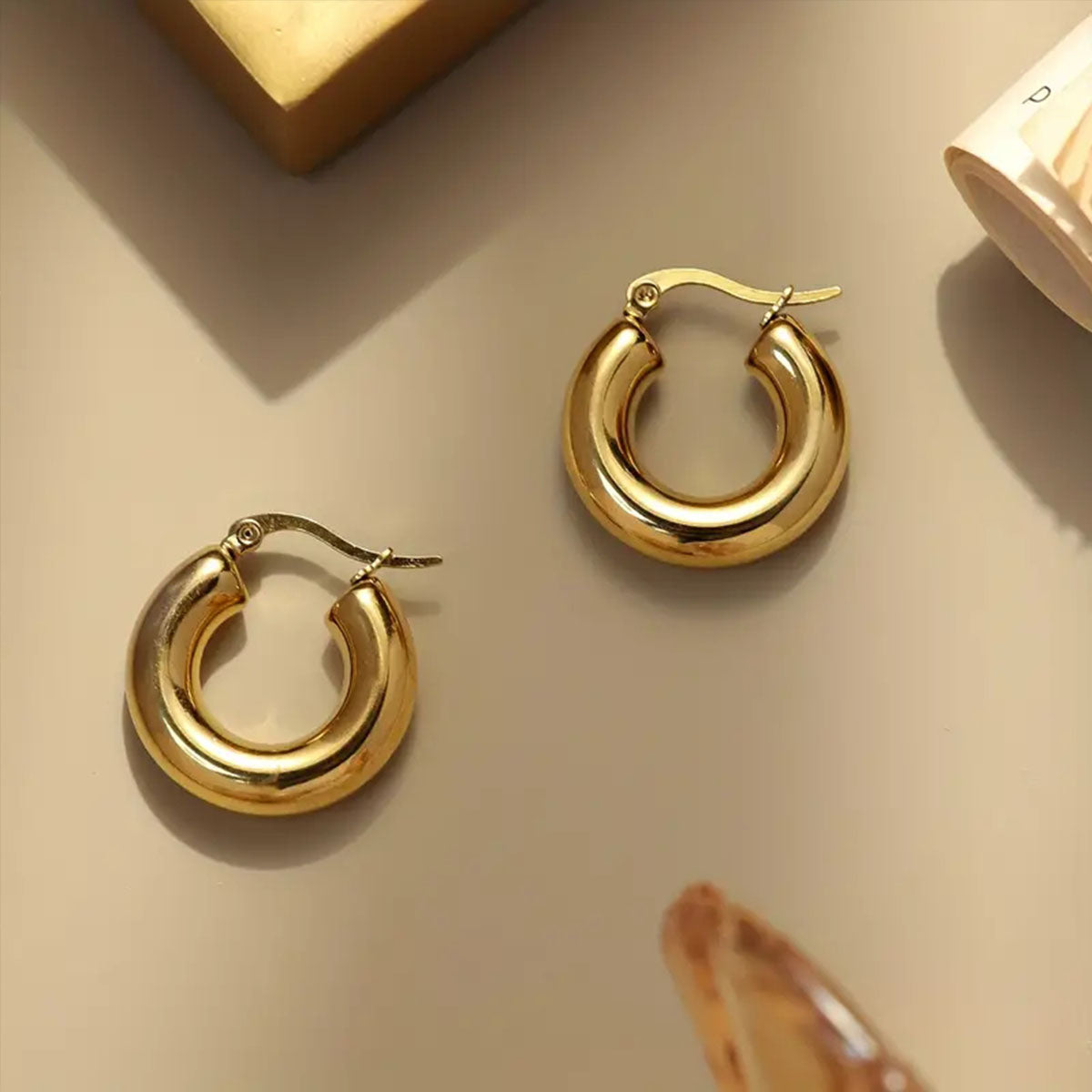1 par de pendientes de acero inoxidable 304 chapados en oro de 18 quilates con diseño redondo y estilo simple.