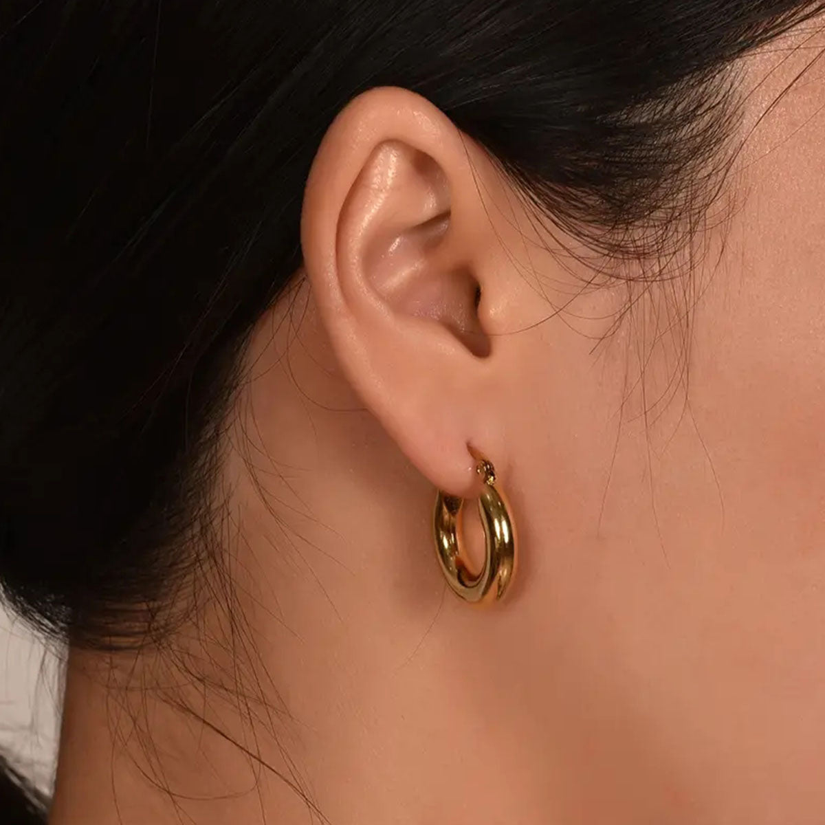1 par de pendientes de acero inoxidable 304 chapados en oro de 18 quilates con diseño redondo y estilo simple.