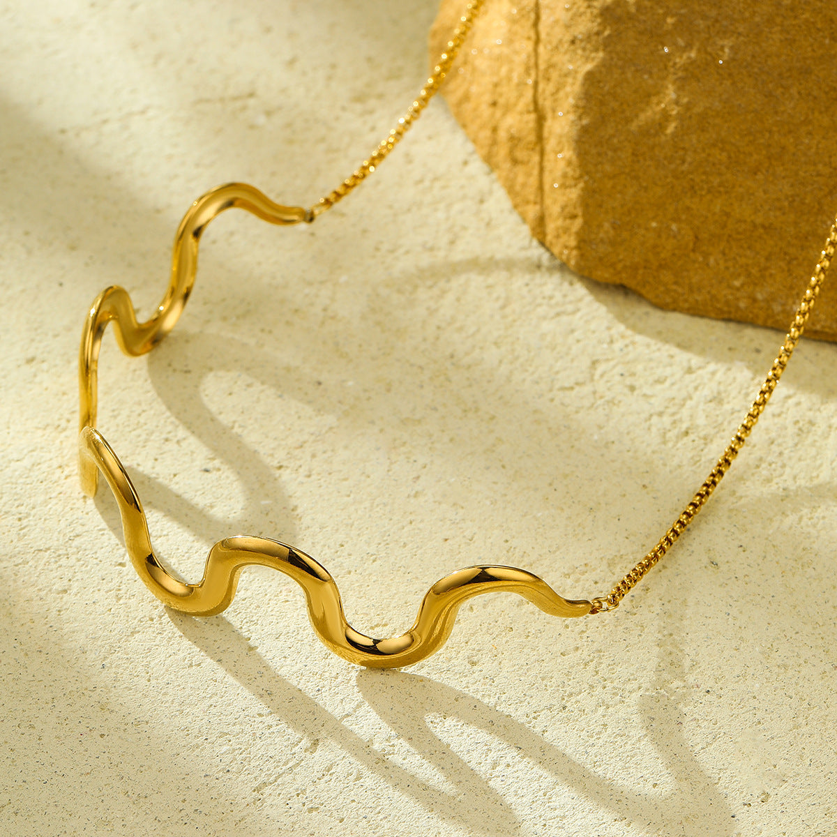 Collar de acero inoxidable 304 chapado en oro de 18 quilates con ondas de estilo retro simple (al por mayor) 