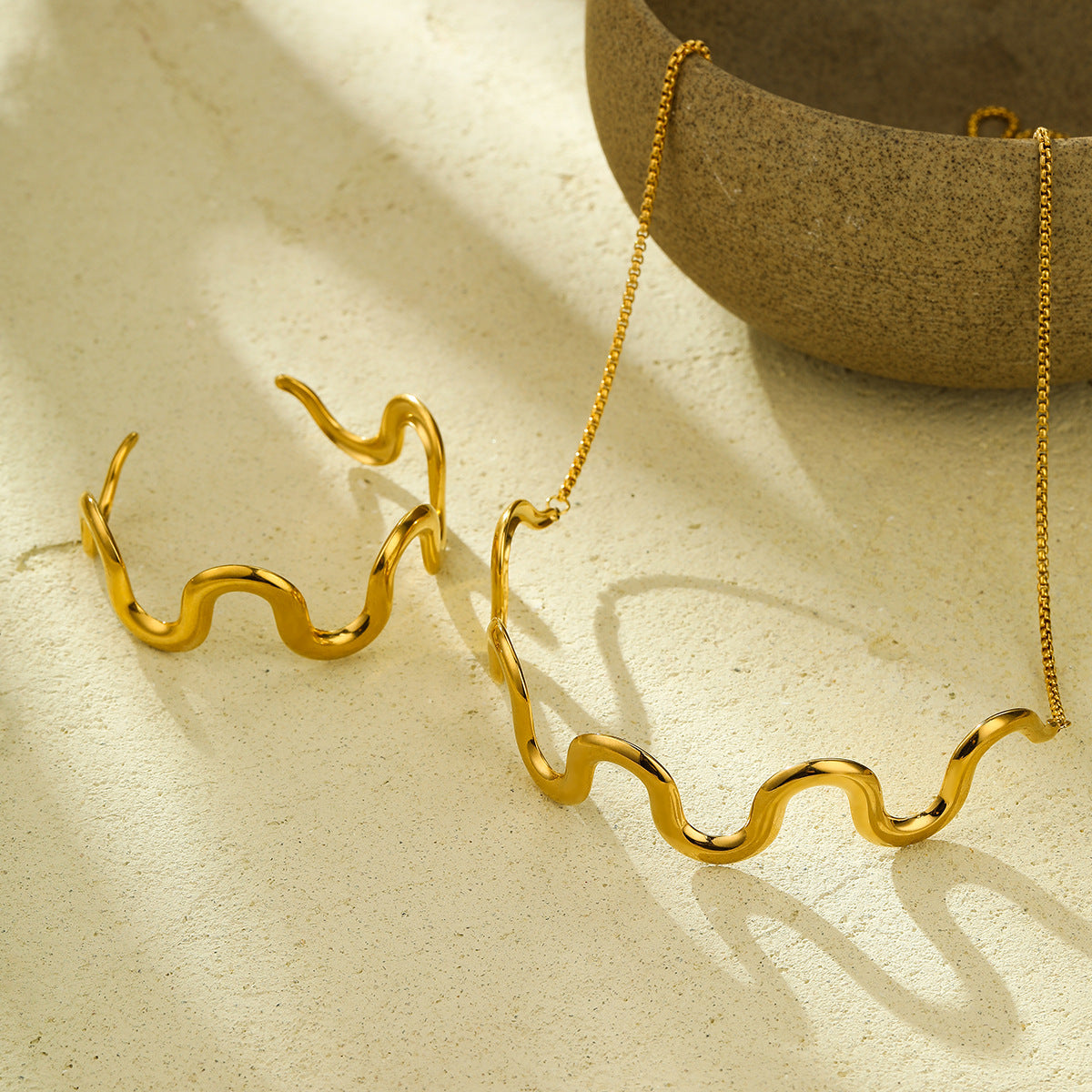 Collar de acero inoxidable 304 chapado en oro de 18 quilates con ondas de estilo retro simple (al por mayor) 