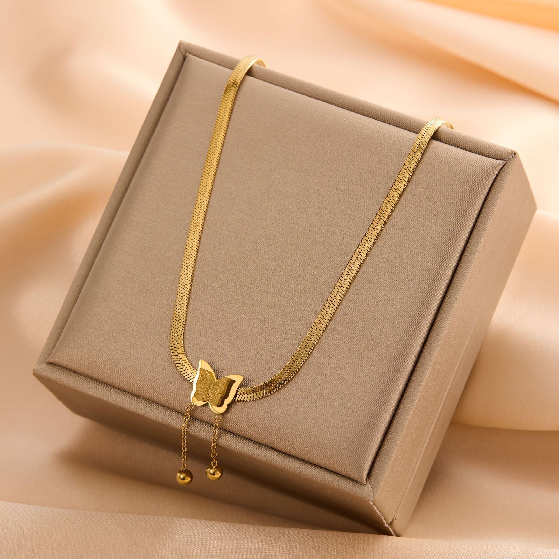 Collar con colgante de acero de titanio con forma de corazón de trébol de cuatro hojas, estilo clásico y sencillo, venta al por mayor 