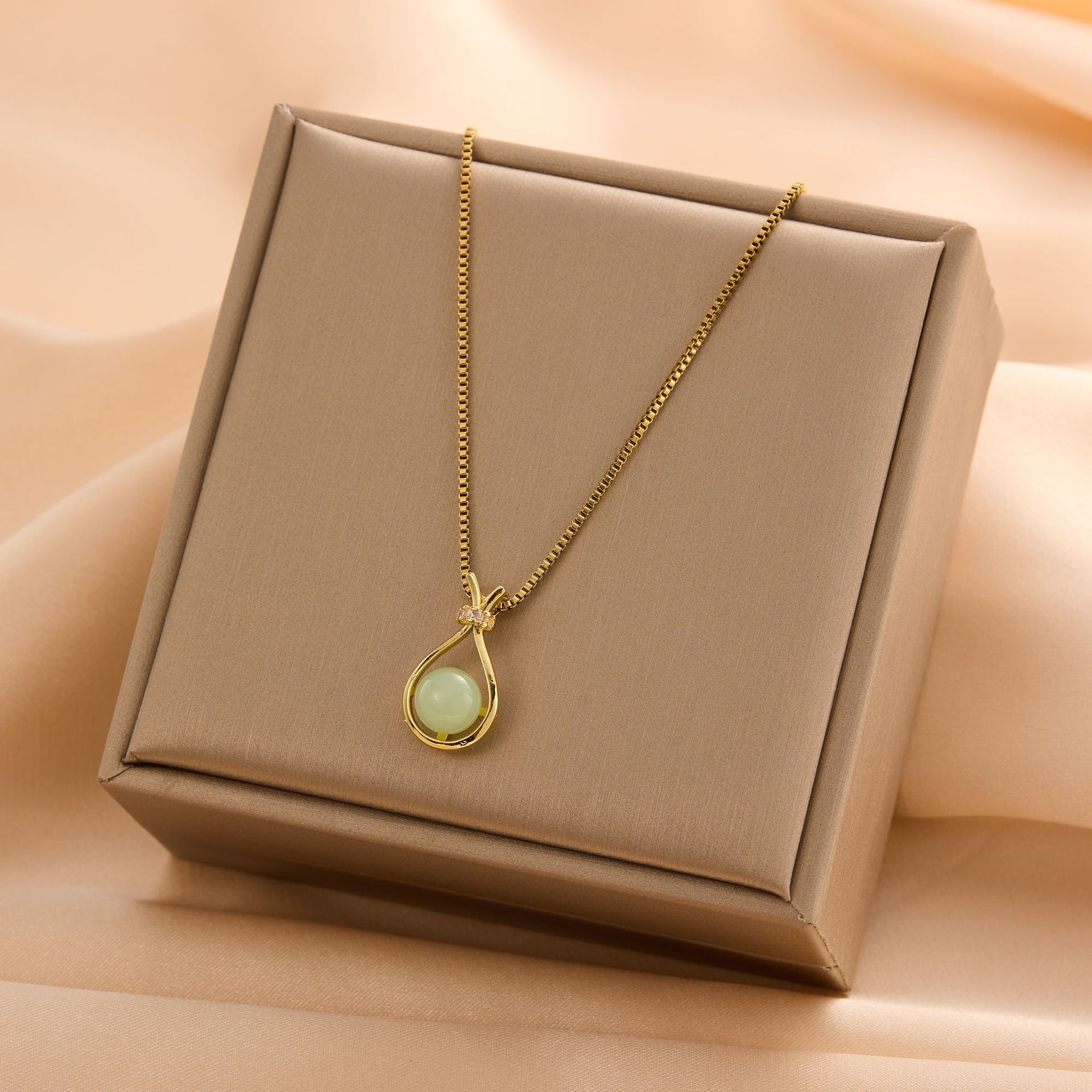 Collar con colgante de acero de titanio con forma de corazón de trébol de cuatro hojas, estilo clásico y sencillo, venta al por mayor 