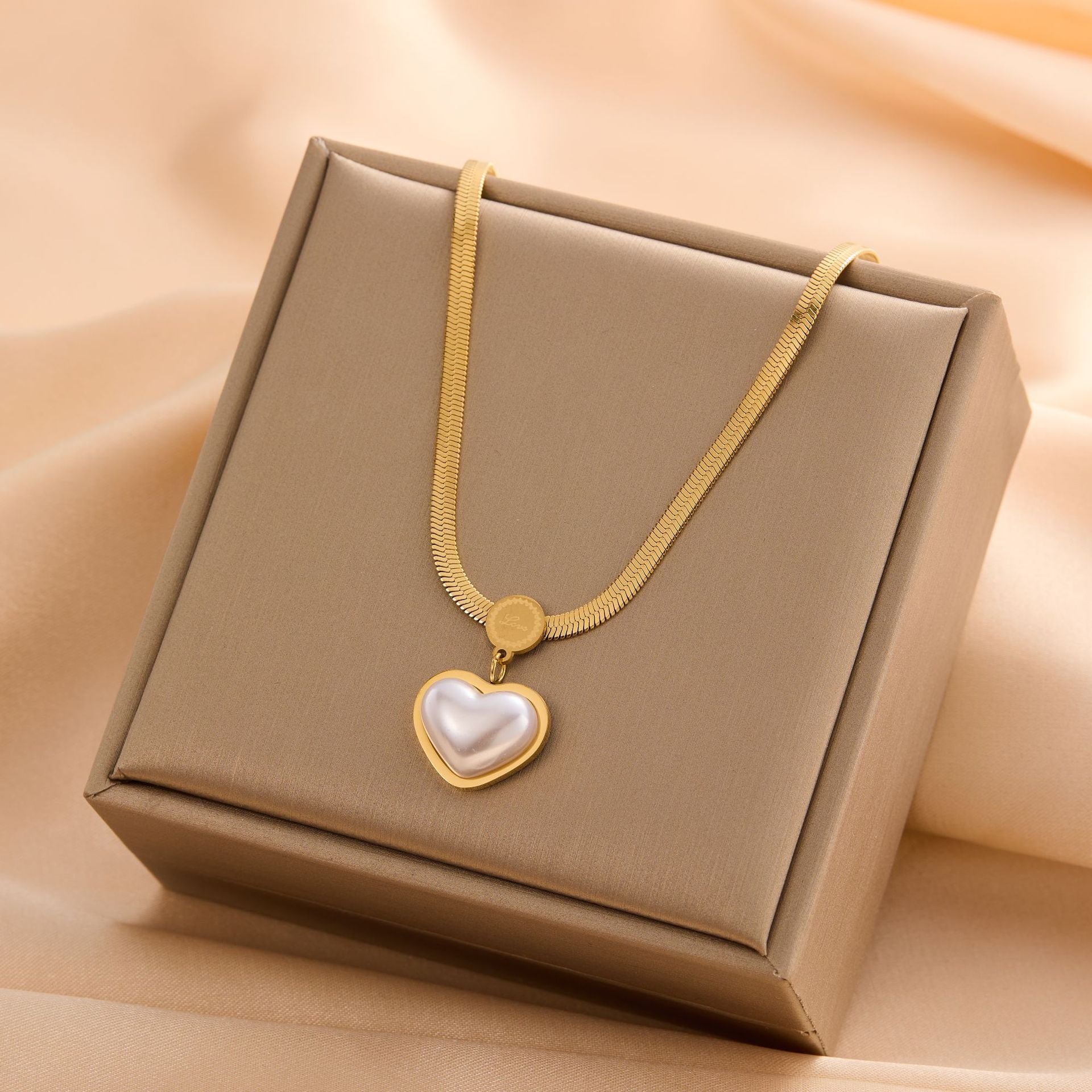 Collar con colgante de acero de titanio con forma de corazón de trébol de cuatro hojas, estilo clásico y sencillo, venta al por mayor 