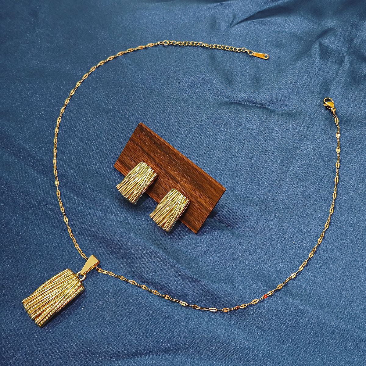 Conjunto de joyería elegante con diseño geométrico clásico de acero inoxidable 304 chapado en oro al por mayor