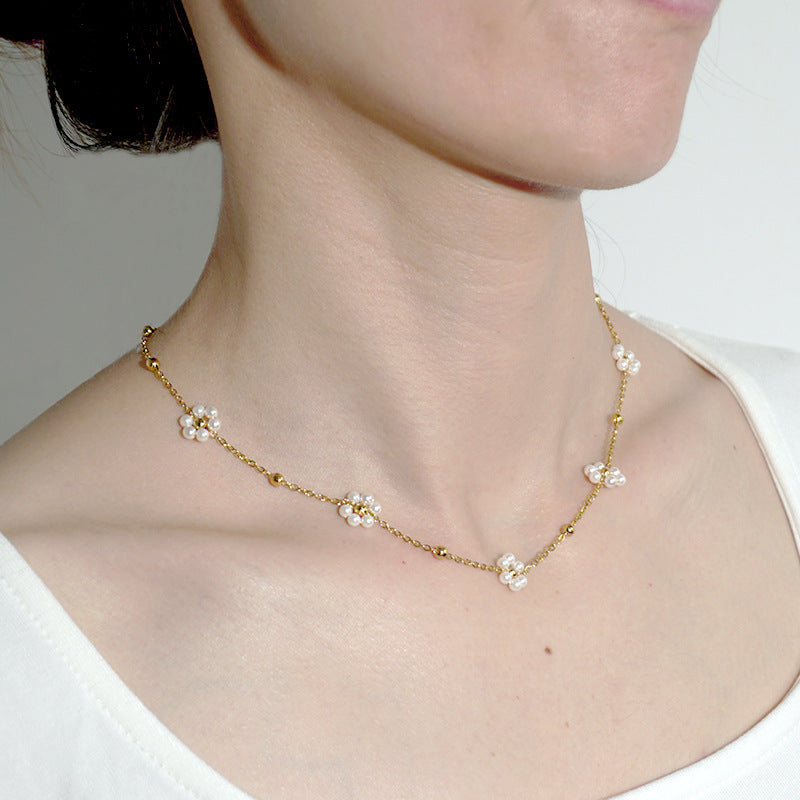 Collar de acero inoxidable 304 chapado en oro de 18 quilates con diseño de flor de viaje retro. Joyería al por mayor. 