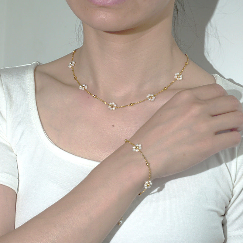 Collar de acero inoxidable 304 chapado en oro de 18 quilates con diseño de flor de viaje retro. Joyería al por mayor. 