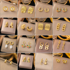1 par de elegantes pendientes de acero de titanio chapados en forma de corazón con letras y luna 