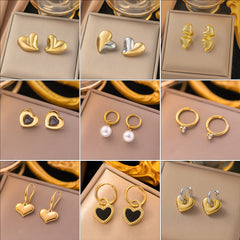 1 par de elegantes pendientes de acero de titanio chapados en forma de corazón con letras y luna 