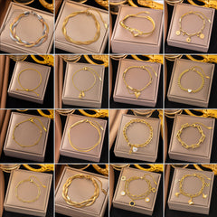 Elegantes pulseras básicas de ropa urbana con forma de corazón, mariposa, acero titanio y circonitas, disponibles a granel.