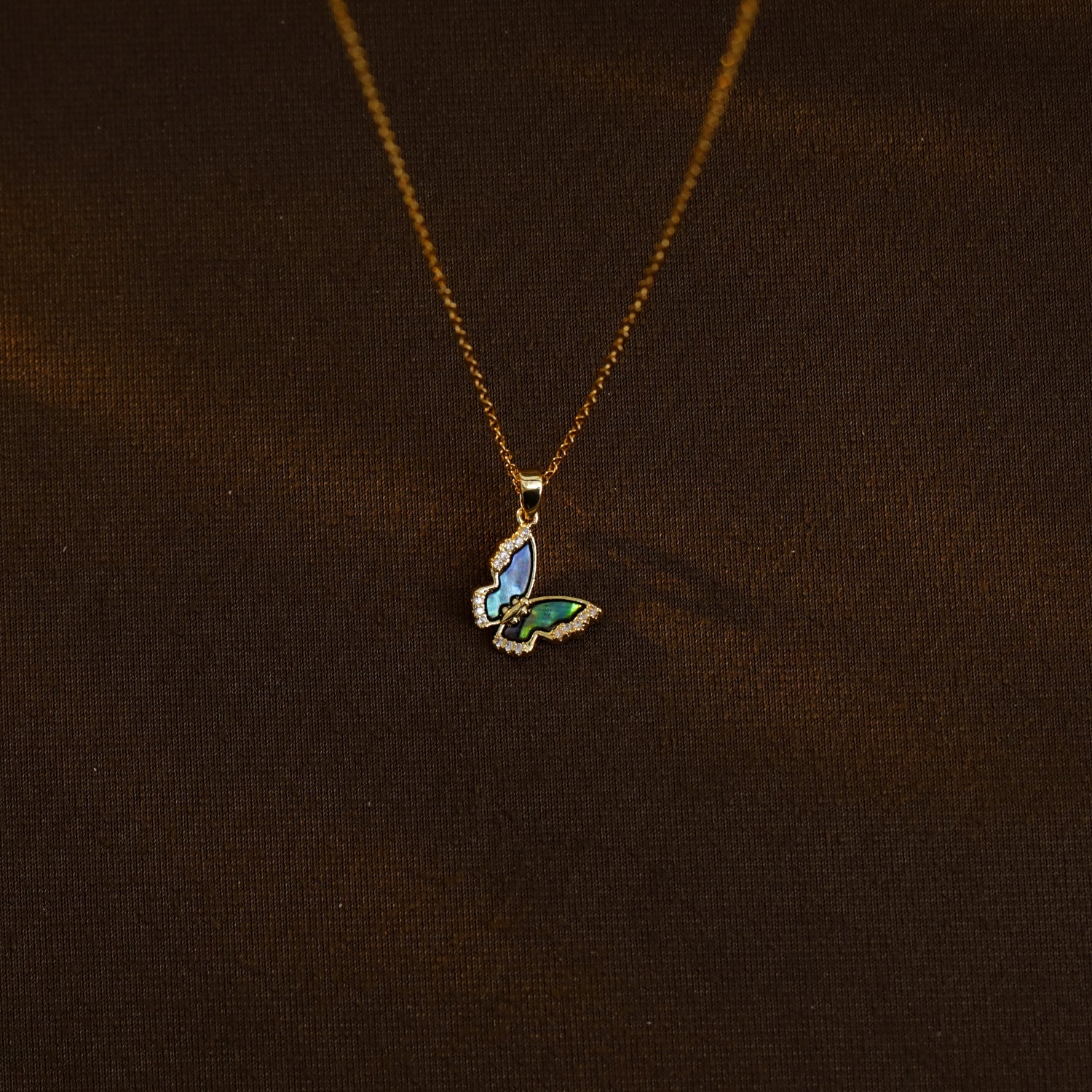 Collar con colgante de acero inoxidable 304 con incrustaciones de concha de abulón y circonita chapada en oro de 18 quilates, estilo simple, con forma de corazón, flor y mariposa.