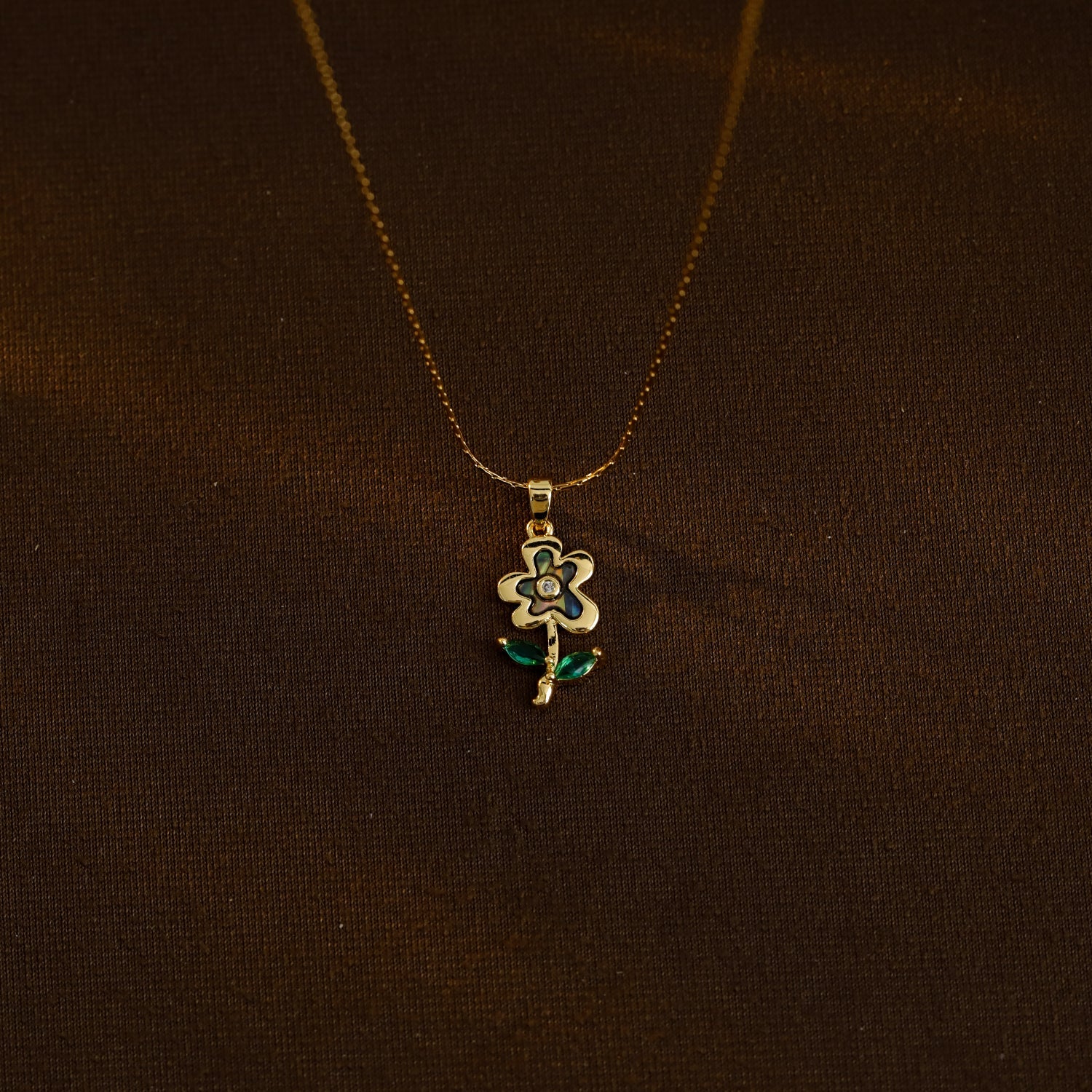Collar con colgante de acero inoxidable 304 con incrustaciones de concha de abulón y circonita chapada en oro de 18 quilates, estilo simple, con forma de corazón, flor y mariposa.
